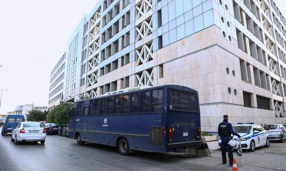 Τι λέει το υπ. Μετανάστευσης και Ασύλου για τα δημοσιεύματα περί τζιχαντιστών που φωτογραφήθηκαν με κάρτες Ασύλου